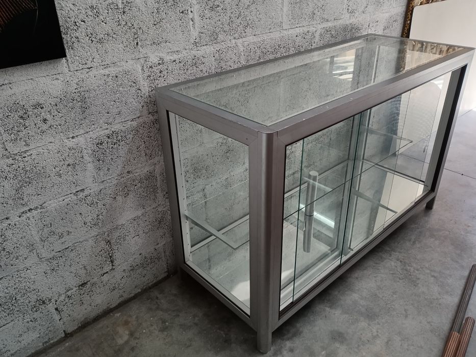 Vitrine / balcão expositor estrutura em alumínio, fundo em espelho, re