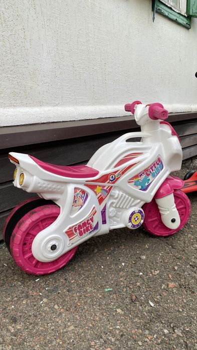 Педальна машинка толокар