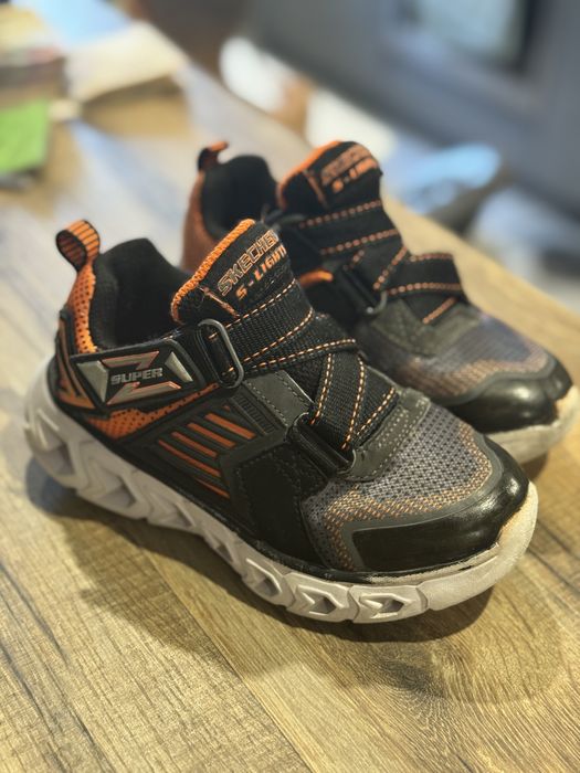 Продам кроссовки Skechers 27 размер. Мигают