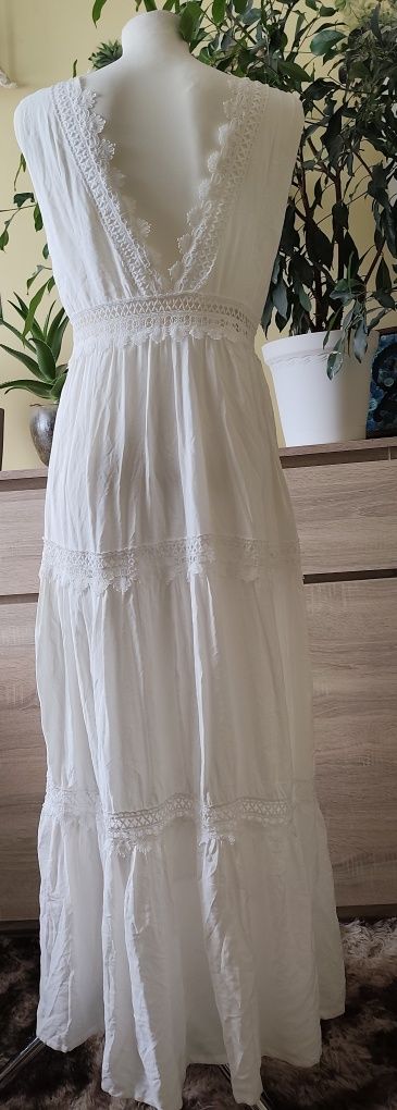 Biała długa sukienka boho