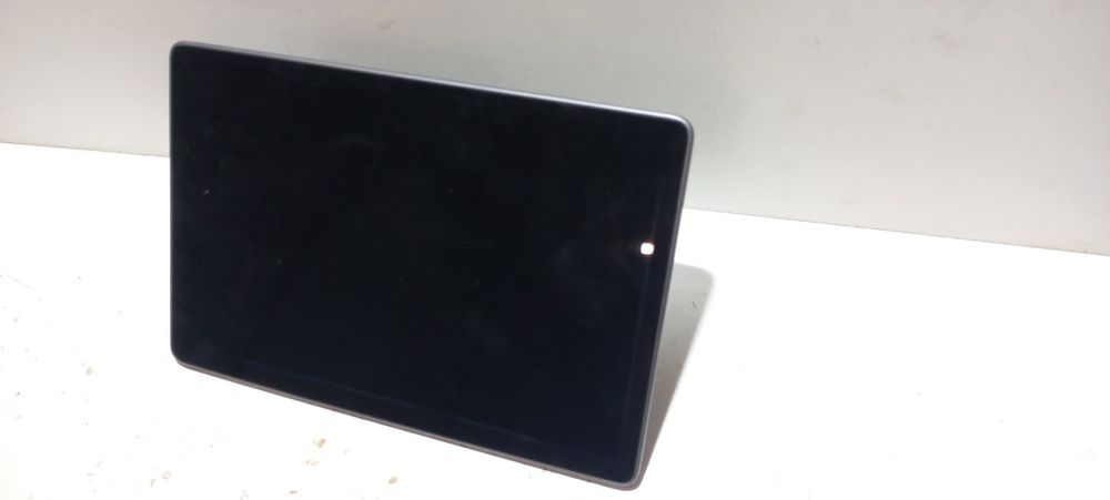 Центральний дисплей Tesla Model 3 монітор