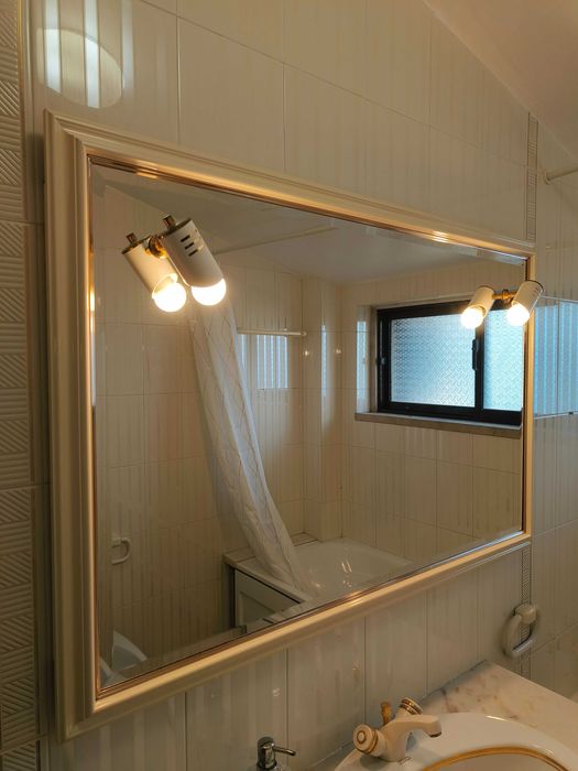 Espelho de casa de banho com iluminação e tomada