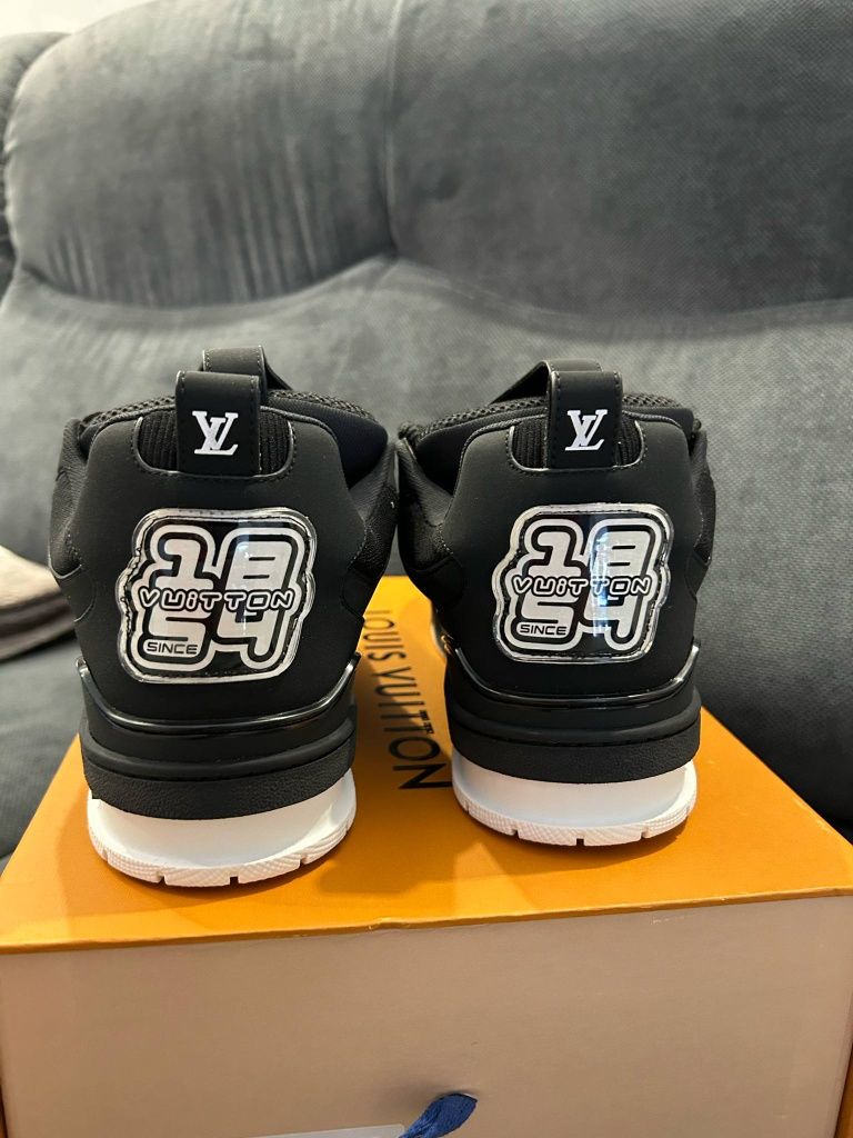 Lv skate koloru czarnego