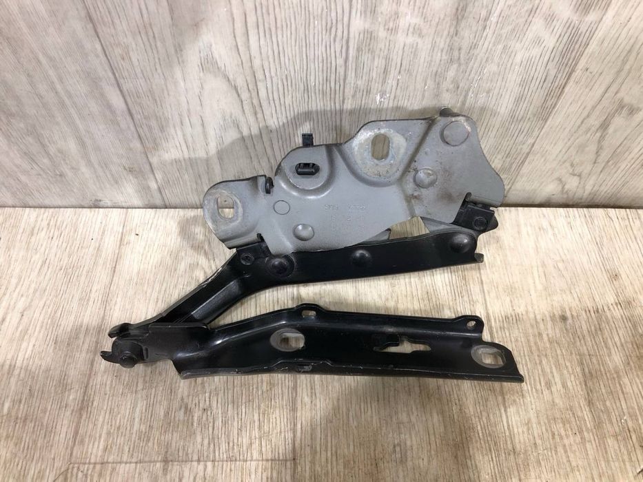 Петля капота левая Audi A3 (2012-2020 г.) кріплення капоту 8V0823301