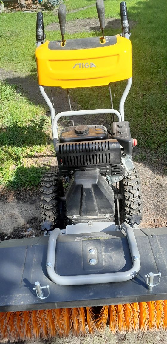 Zamiatarka spalinowa samojezdna