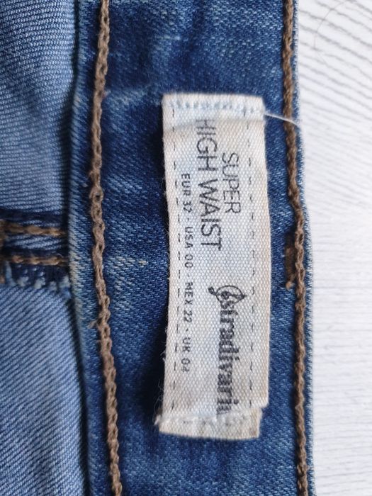 Krótkie spodenki high waist Stradivarius