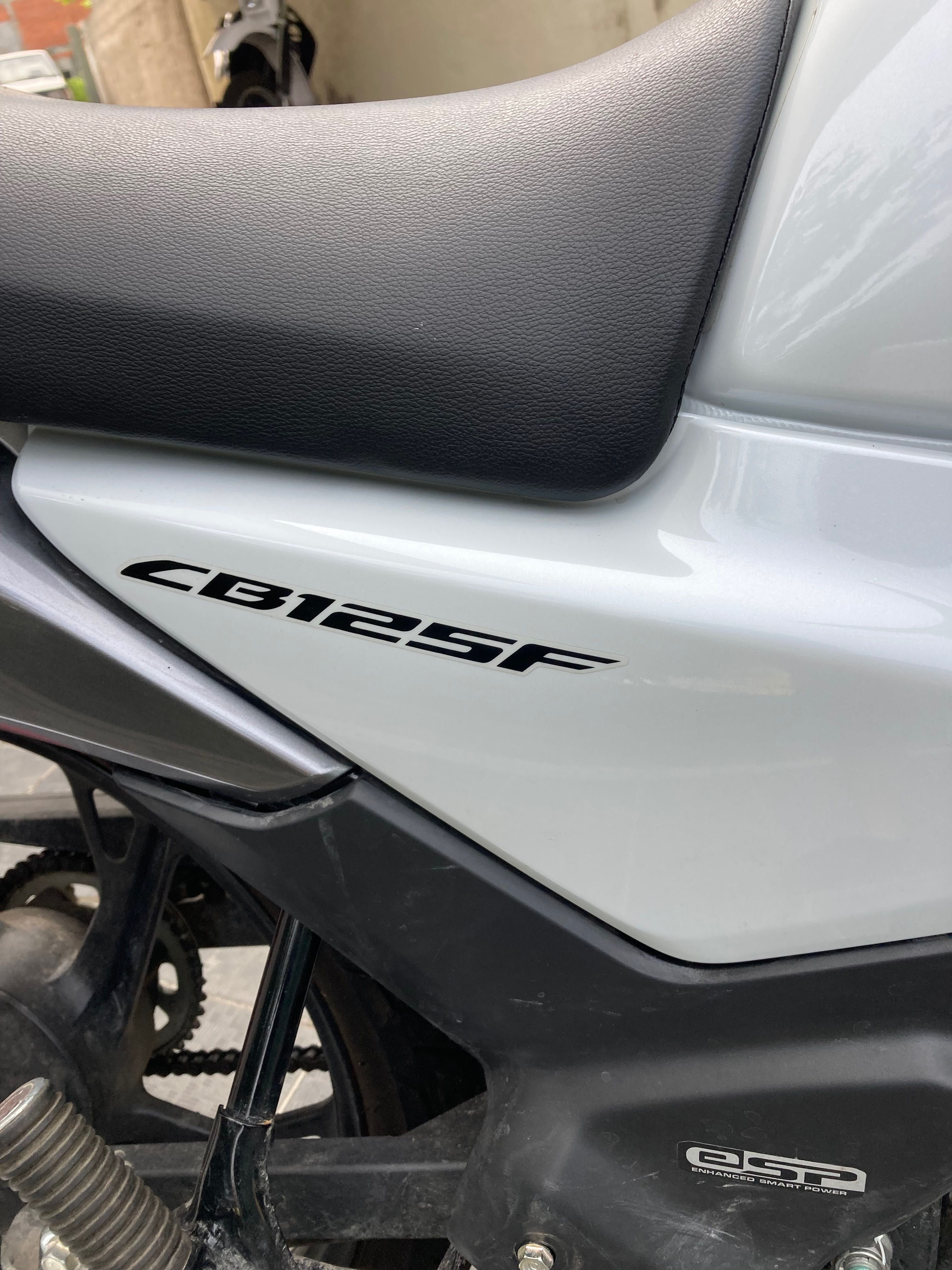 Mota Honda CB 125F 2021 branca