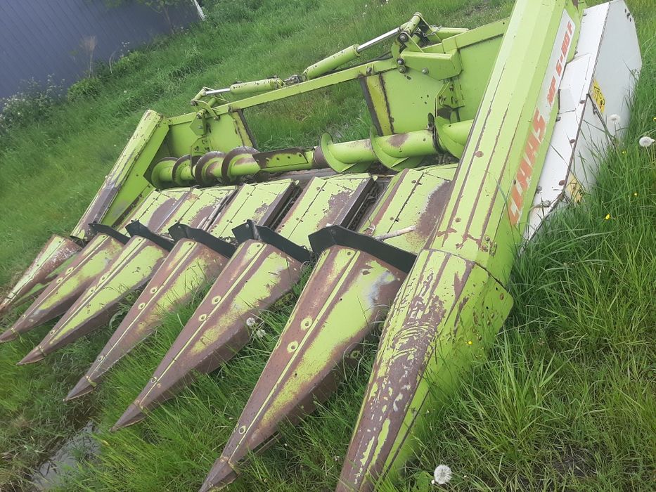 Kombajn zbożowy New Holland TF42, przystawka do kukurydzy