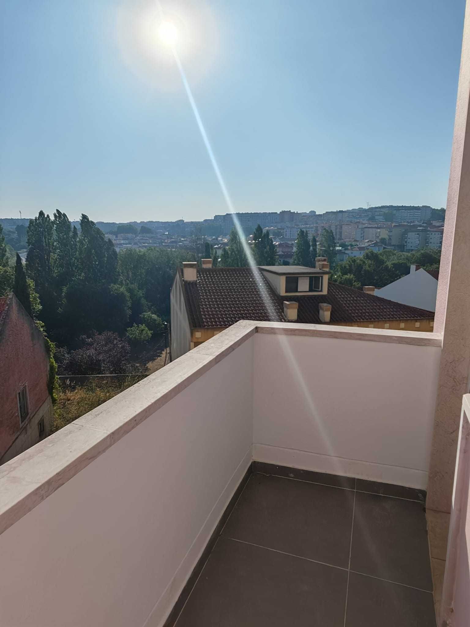 Quarto individual com varanda em apartamento a estrear em Queluz