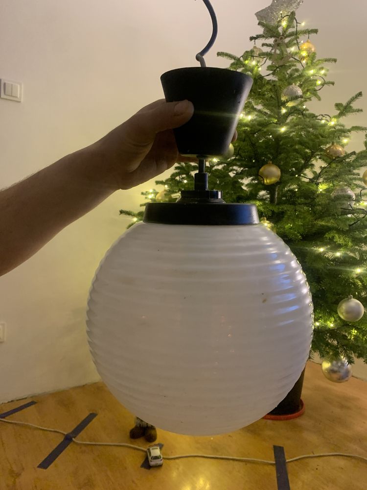 Biała lampa, szklany klosz