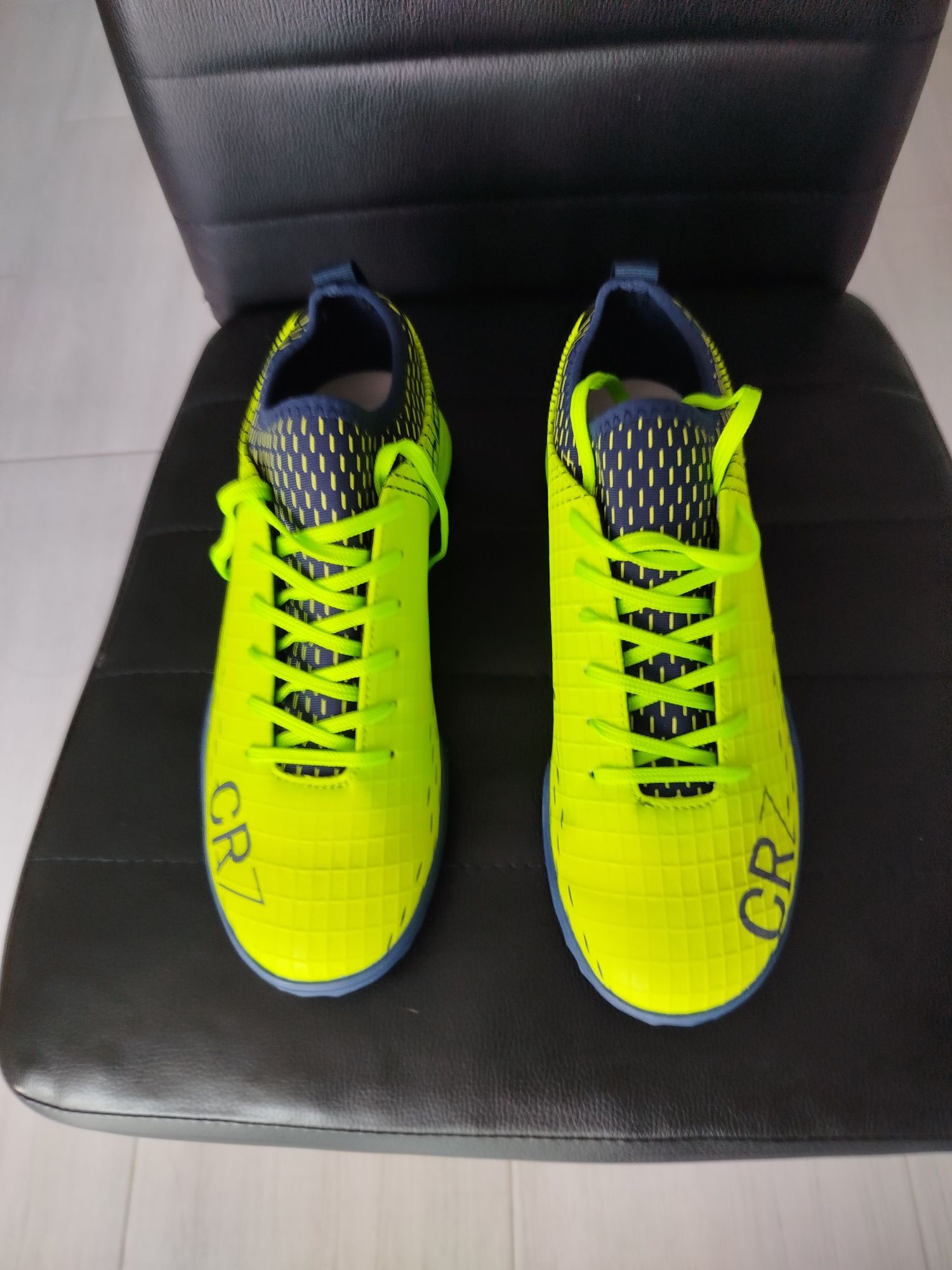 Buty półkorki (turfy)