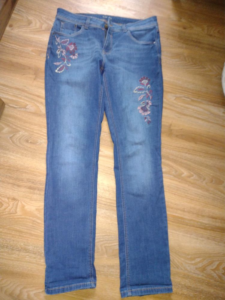 Jeansowe spodnie damskie z haftem 38/40