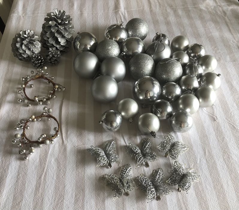 Bolas para arvore de natal prateadas e enfeites