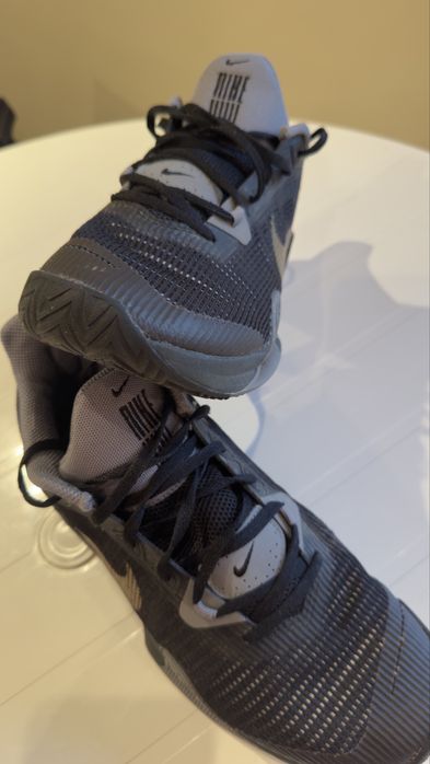 Sapatilhas Nike, tamanho 41, ideal para basquetebol!