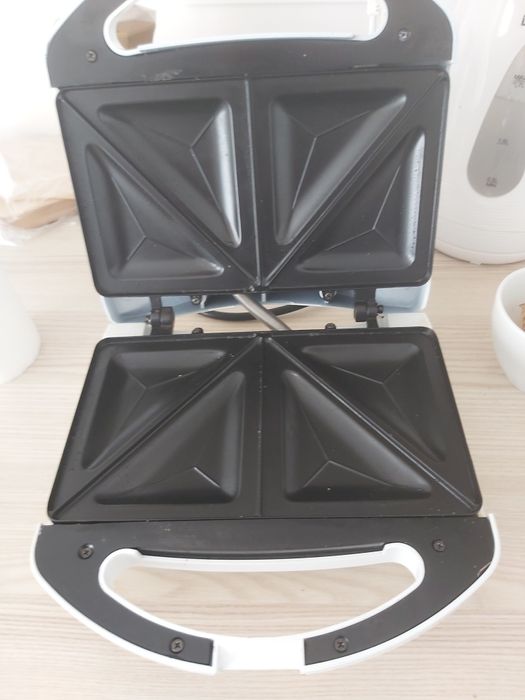 Używany ale w bardzo dobrm stanie toster