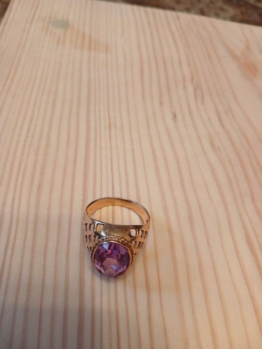 Продам кольцо с розовым камнем