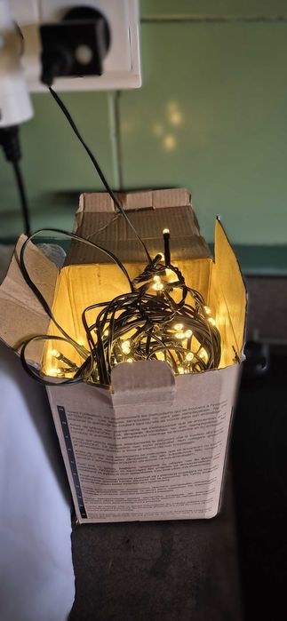 Arvore de Natal com decoração, iluminação e cesto