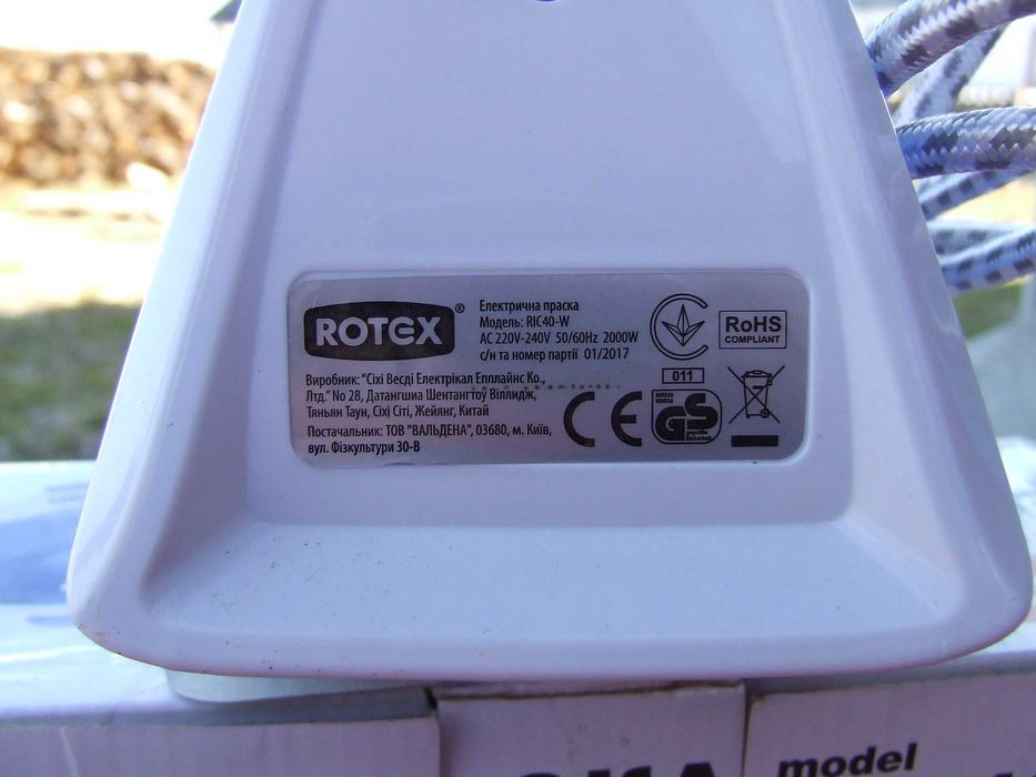 Утюг электрический с керамической подошвой Rotex RIC40-W
