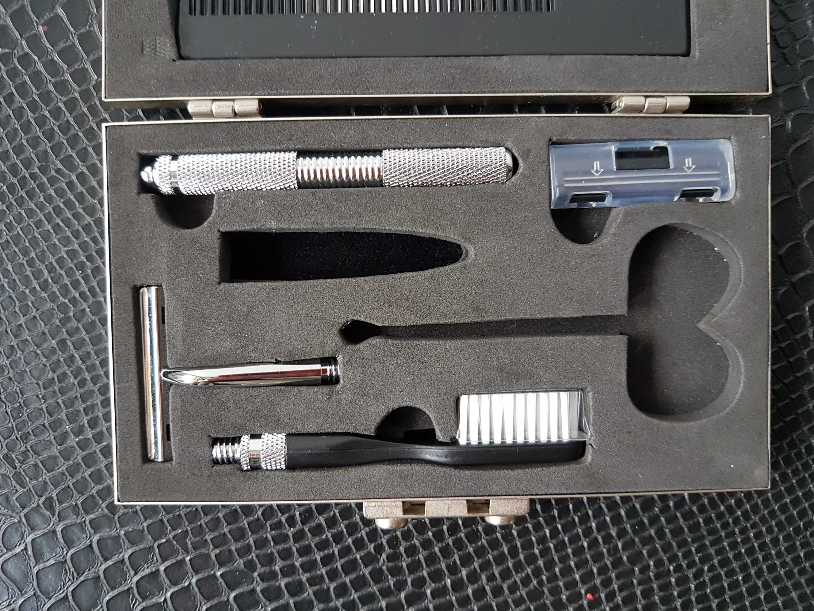Męski zestaw podróżny do pielęgnacji w metalowym etui Maszynka