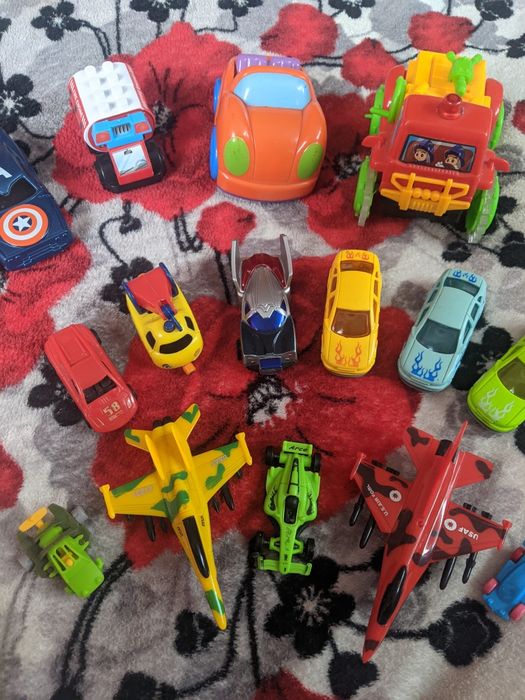 Машинки 15 штук.