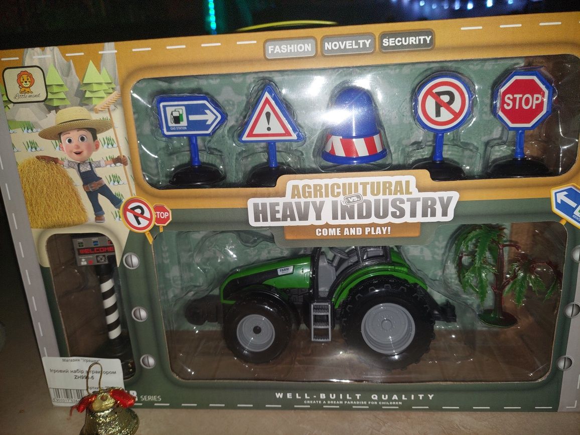 Нова іграшка трактор і  дорожні знаки