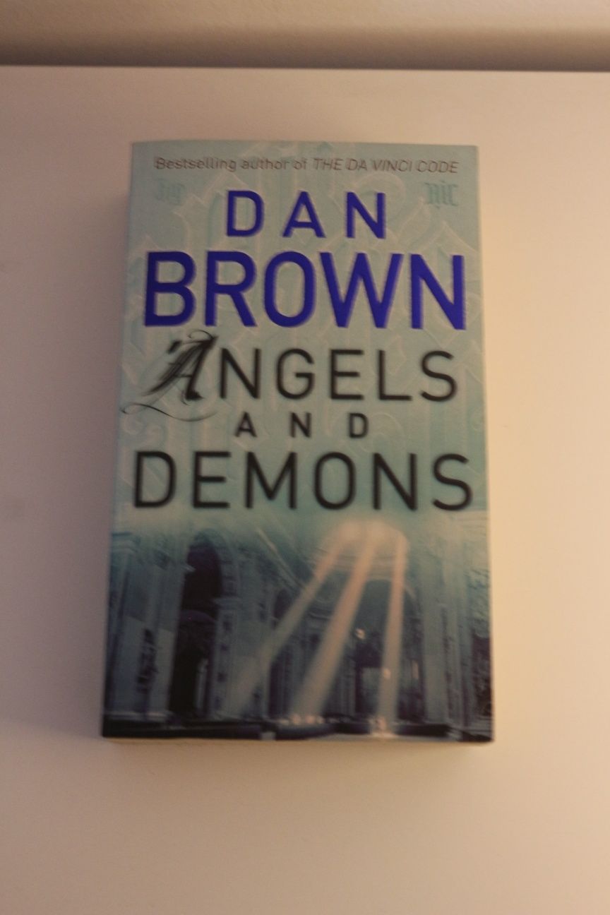 Livro "Angels and Demons" de Dan Brown