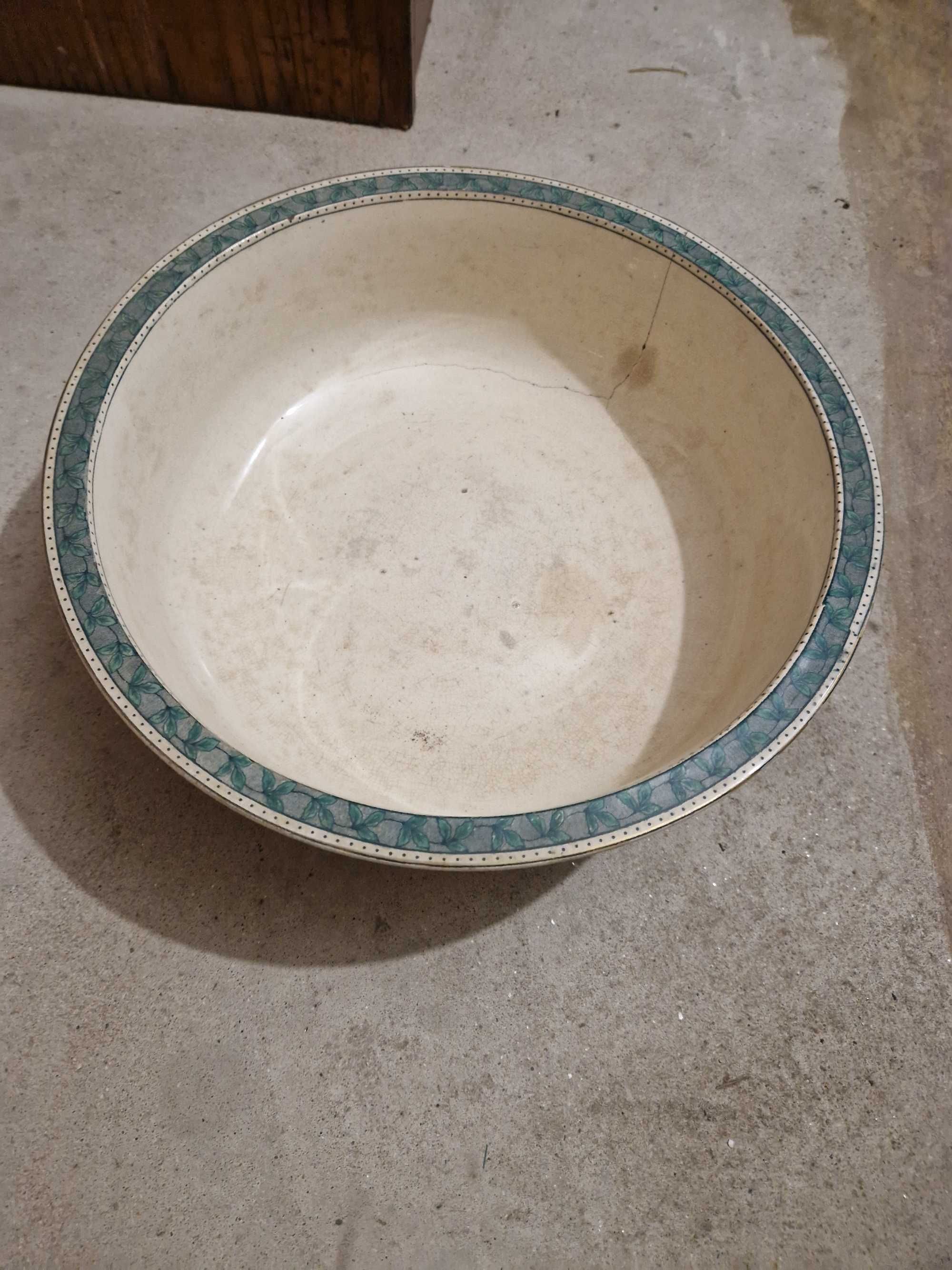 Jarro e bacia de porcelana floral