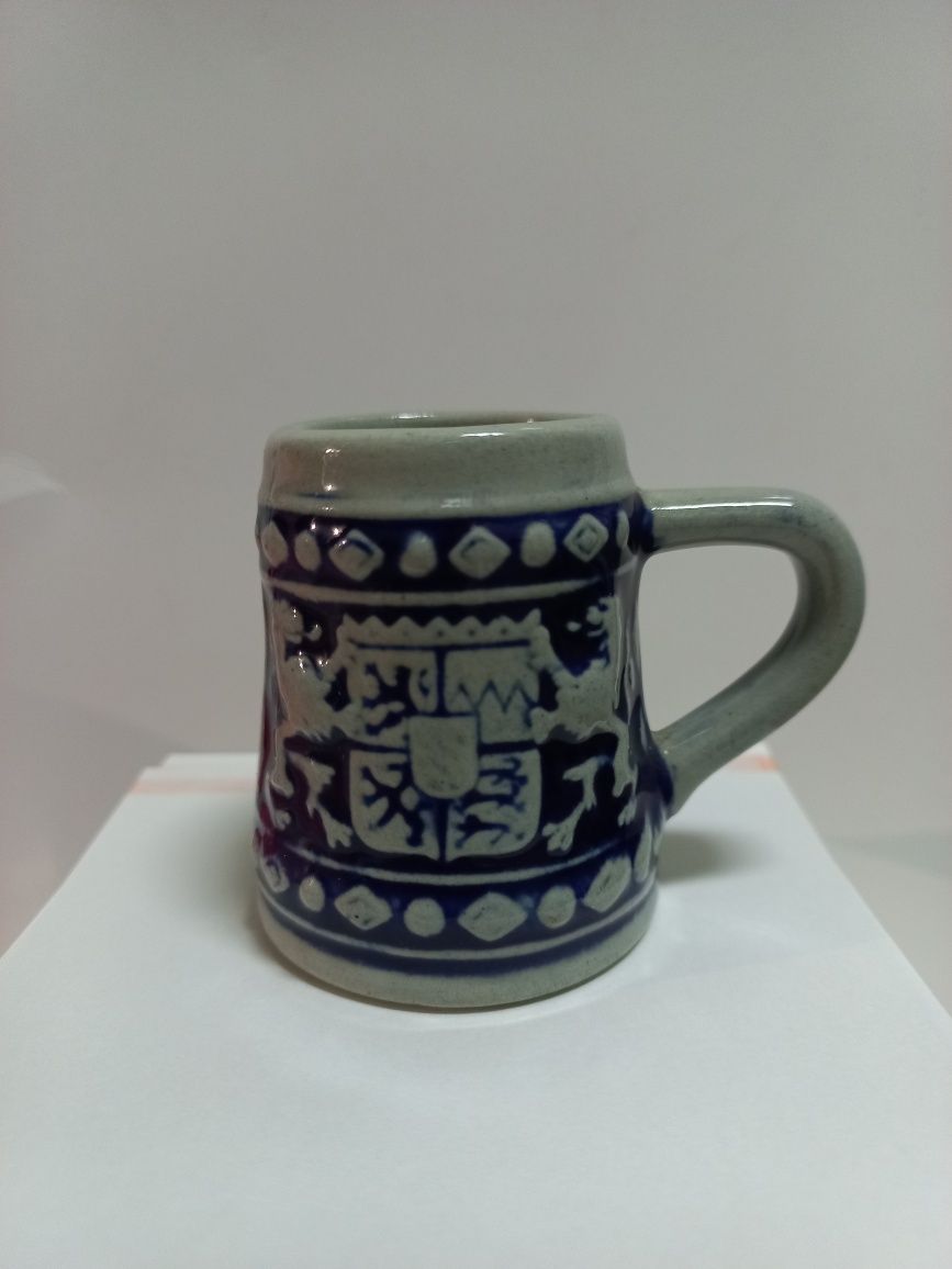Pequena caneca de cerveja em cerâmica inglesa