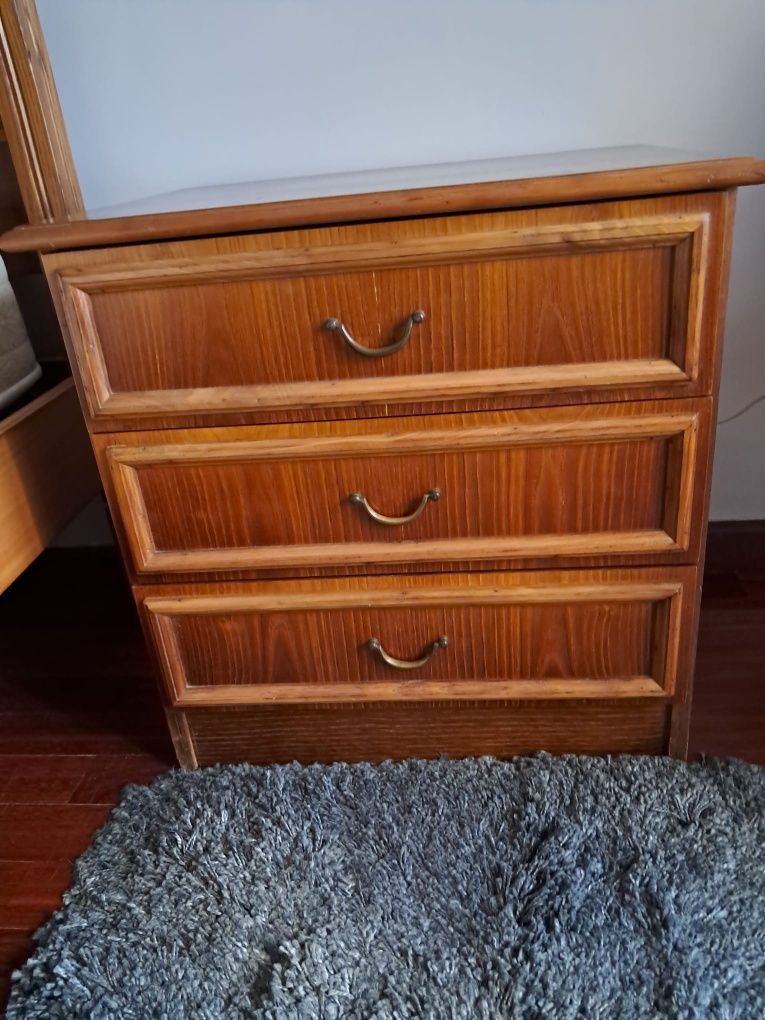 Mobília de quarto (armário, cama, mesinha cabeceira)
