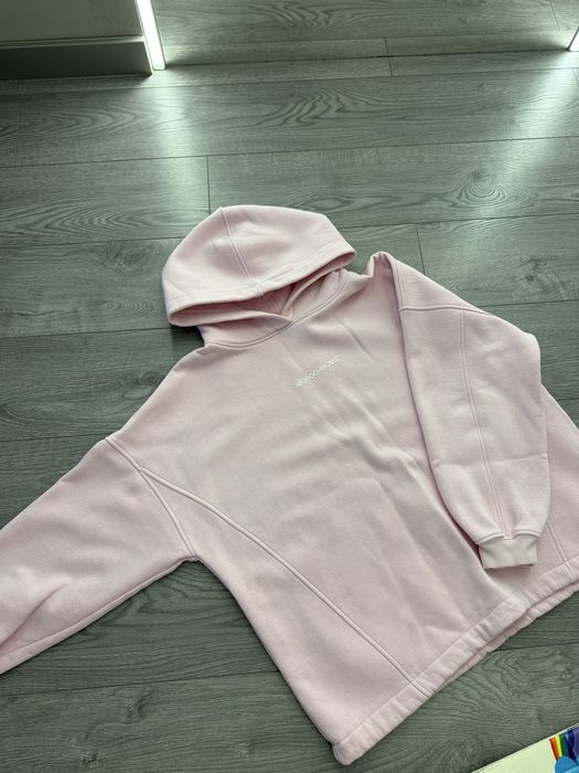 Рожеве худі.