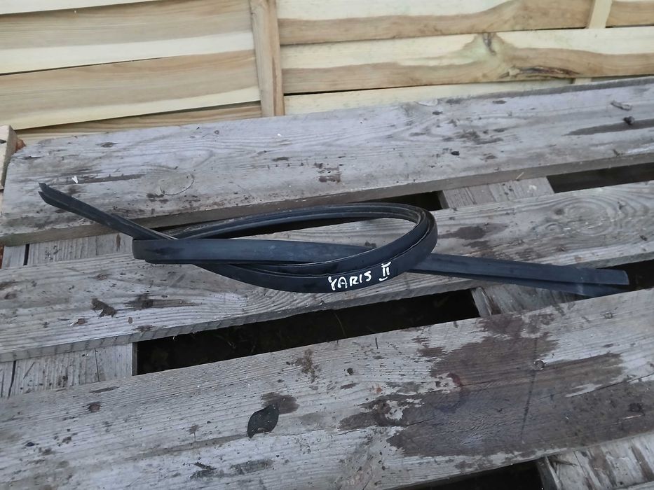 Listwa listwy dachowe Toyota Yaris II 5-drzwi prawa + lewa 06-11r