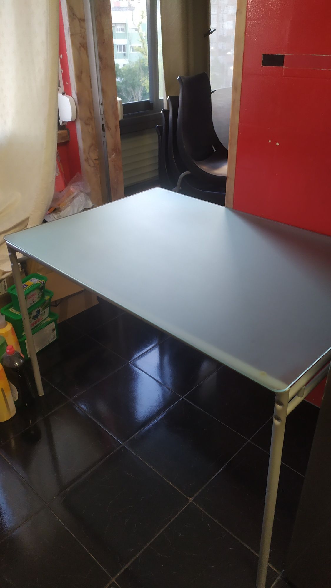 Conjunto mesa + 4 cadeiras empilháveis+ toalha nova