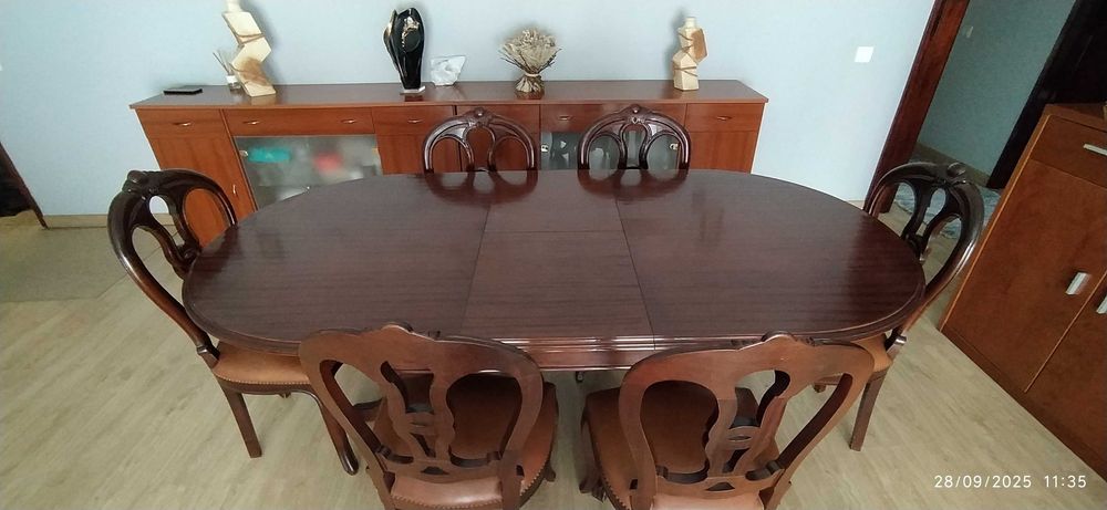 Mesa de jantar em madeira mogno