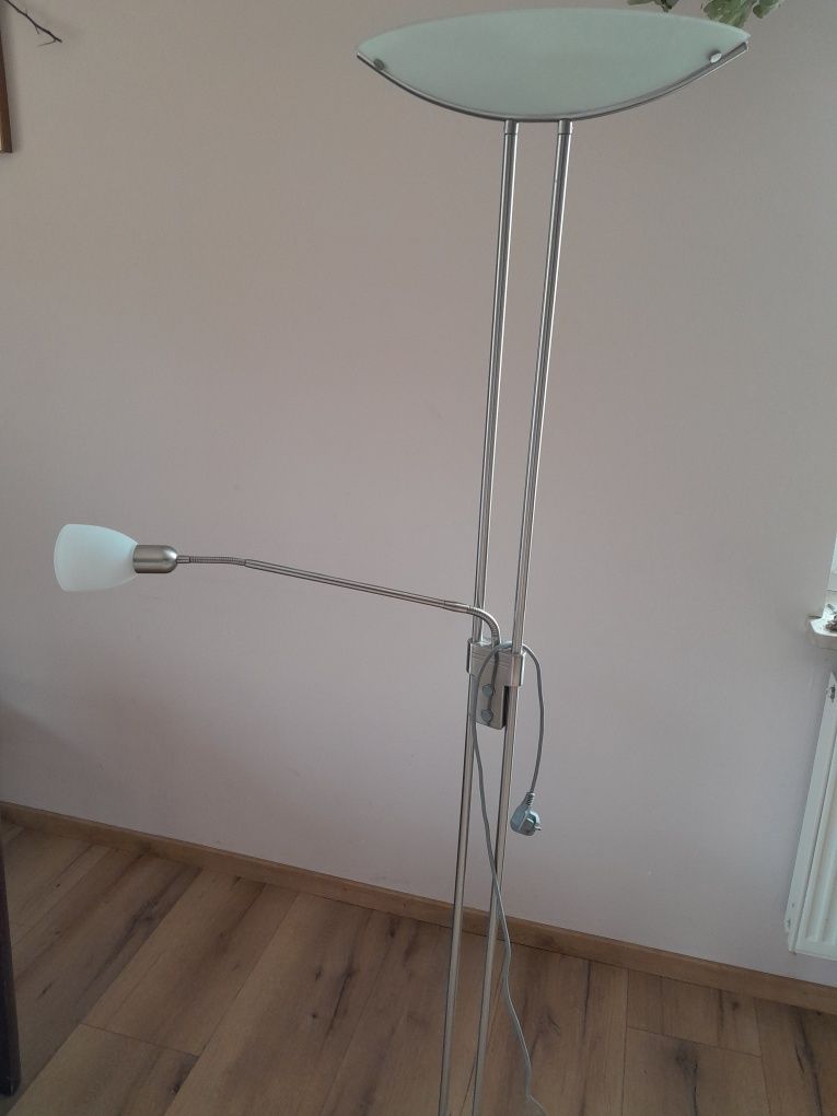 Lampa używana z uszkodzonym szklem