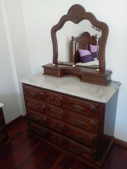Mobília antiga de quarto