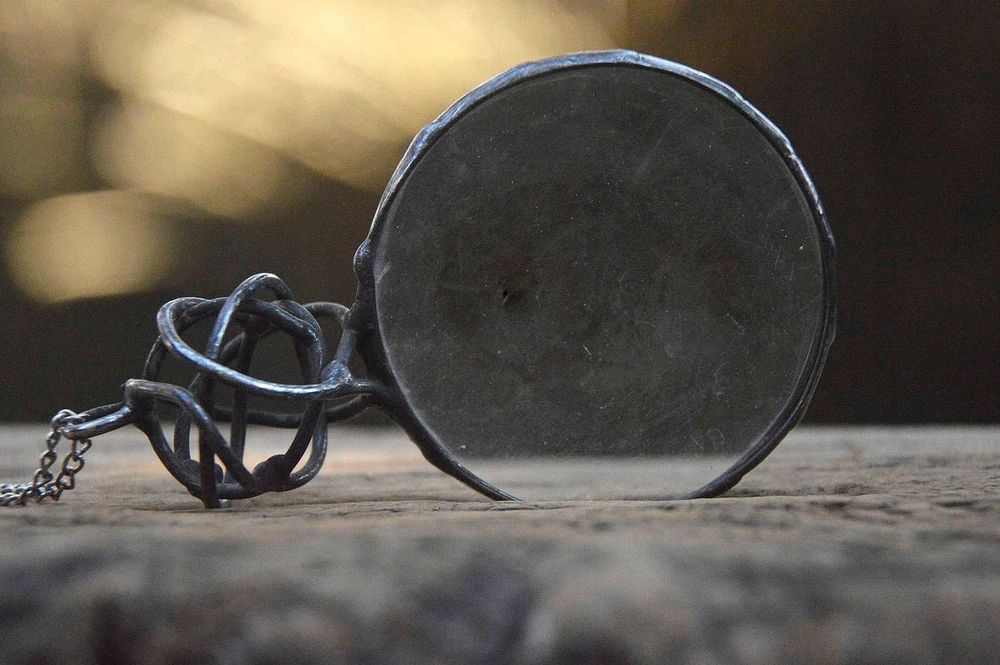 Kula - wisior lupa na łańcuszku