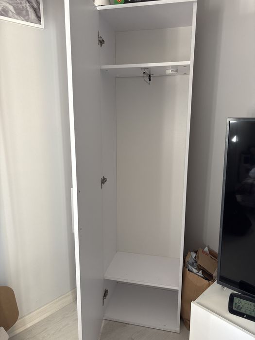 Biała szafa z lustrem