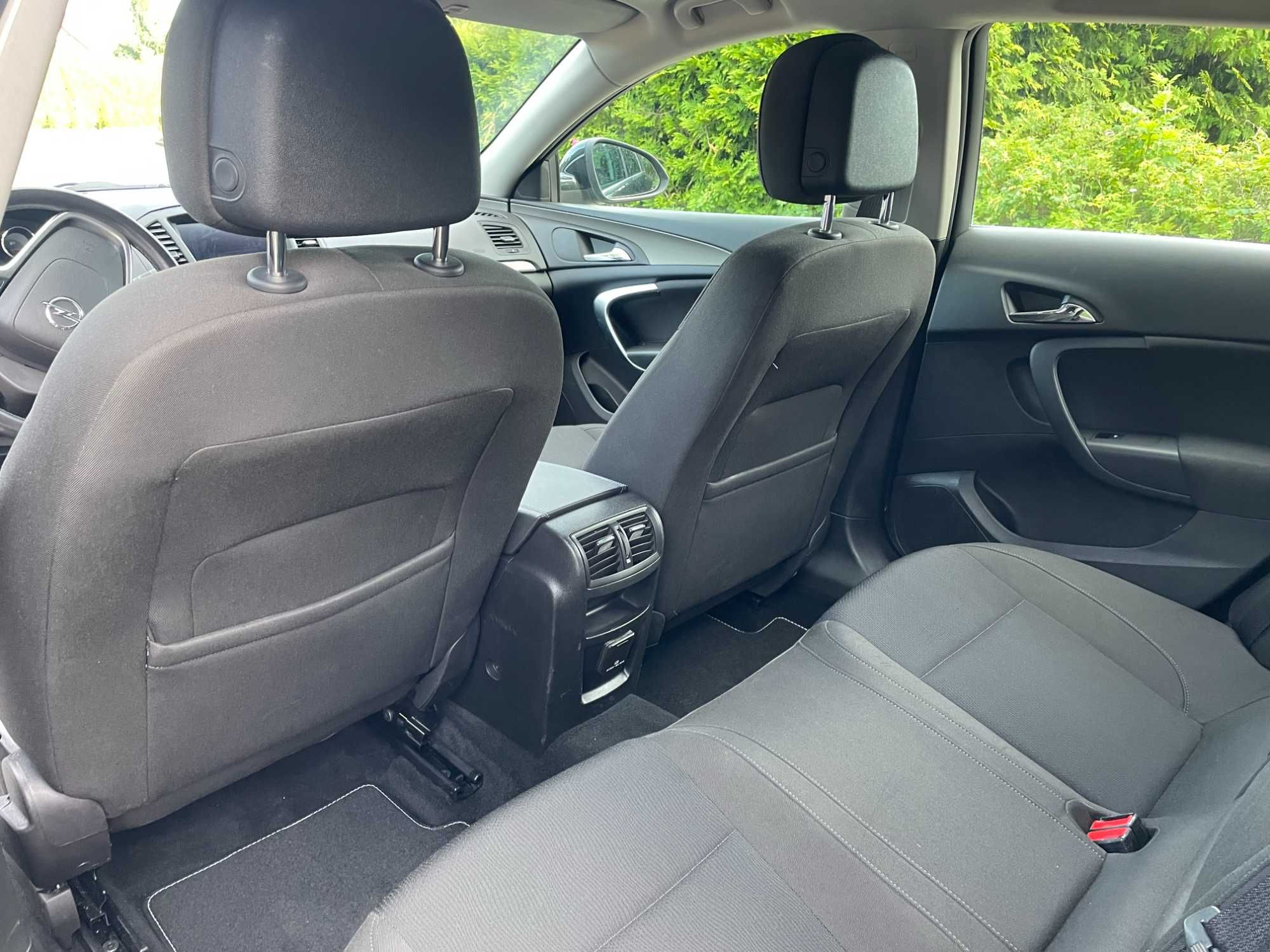 Opel Insignia 2,0 CDTI Sports Tourer 2013 r EcoFlex kolor czarna perła