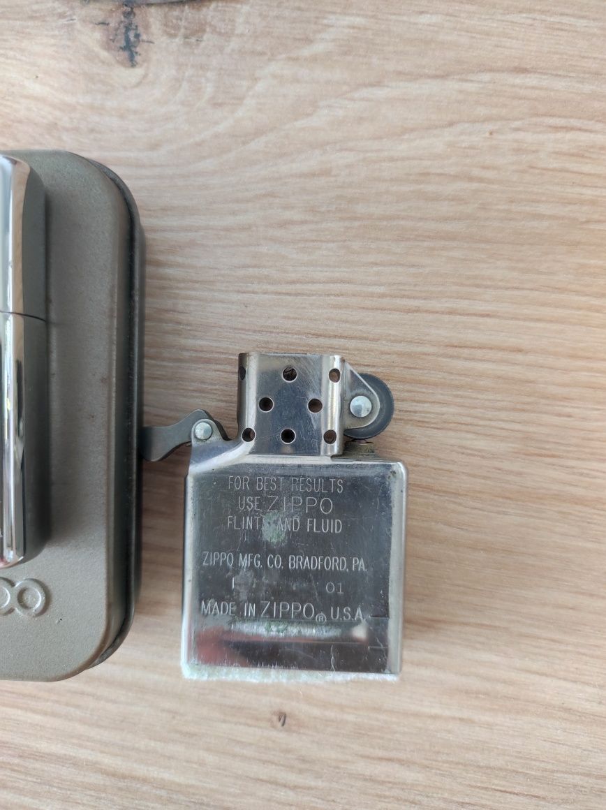 Zapalniczka Zippo 2001 r z orginalnym pudełkiem