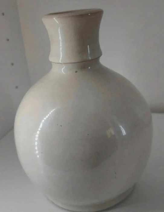 Stary ceramiczny wazon w jasnych kolorach PRL