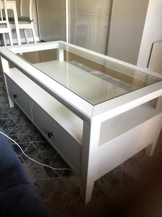 stolik bialy z blatem szklanym Ikea