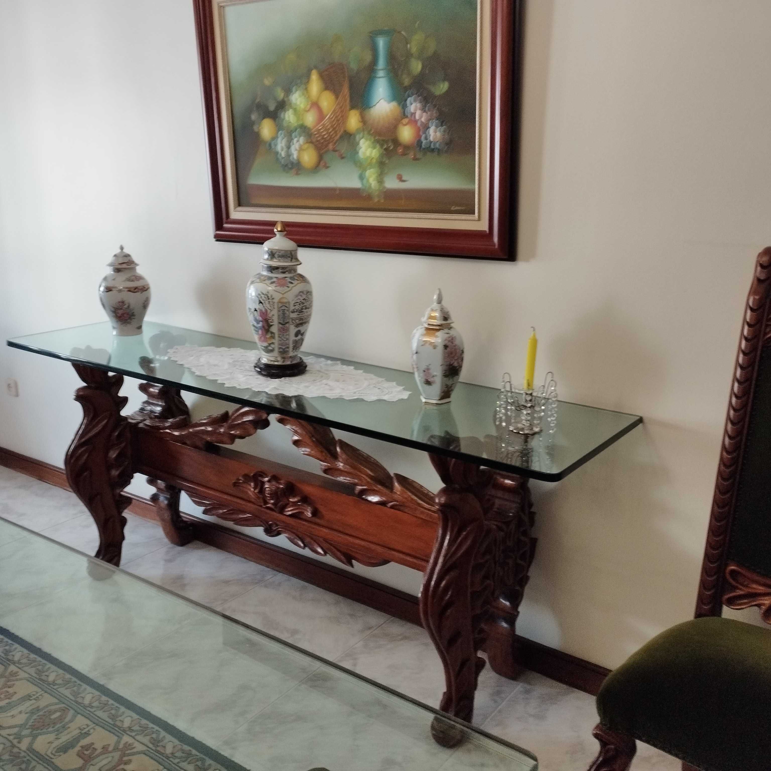 Sala de jantar completa em estilo colonial em madeira maciça