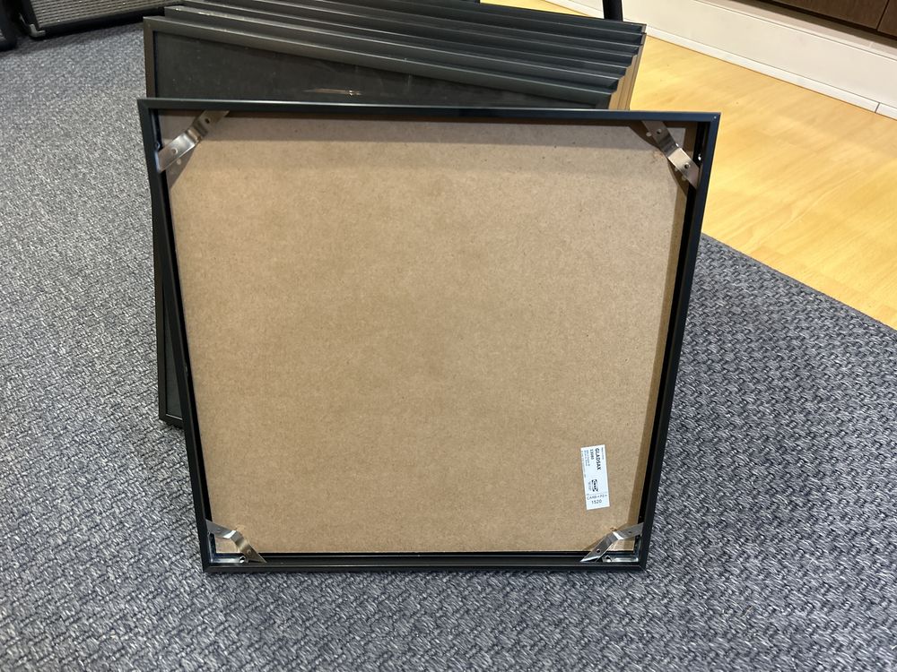 Molduras para vinil 12”, em metal, da marca IKEA