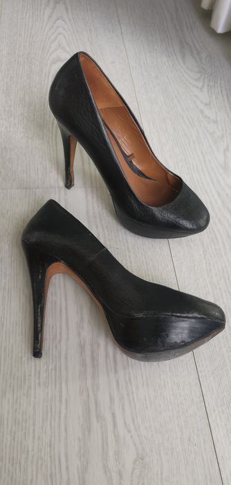 Stilettos Pretos. Sapatos de salto alto preto