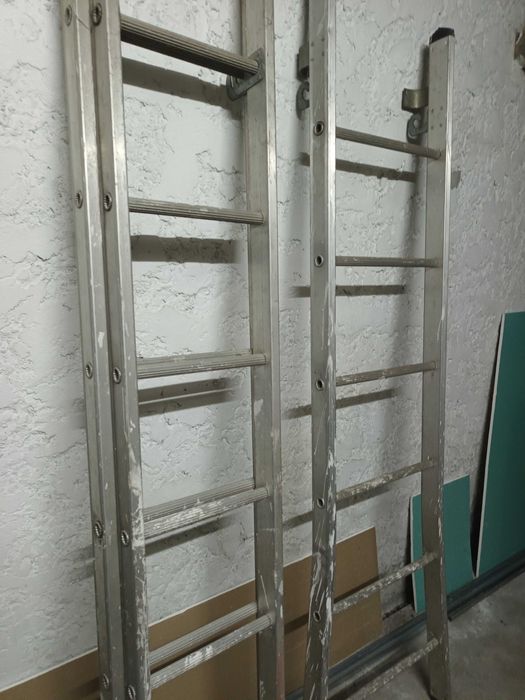 Escada de alumínio Tripla