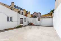 T2+1 com logradouro de 74 m2 em Alcântara