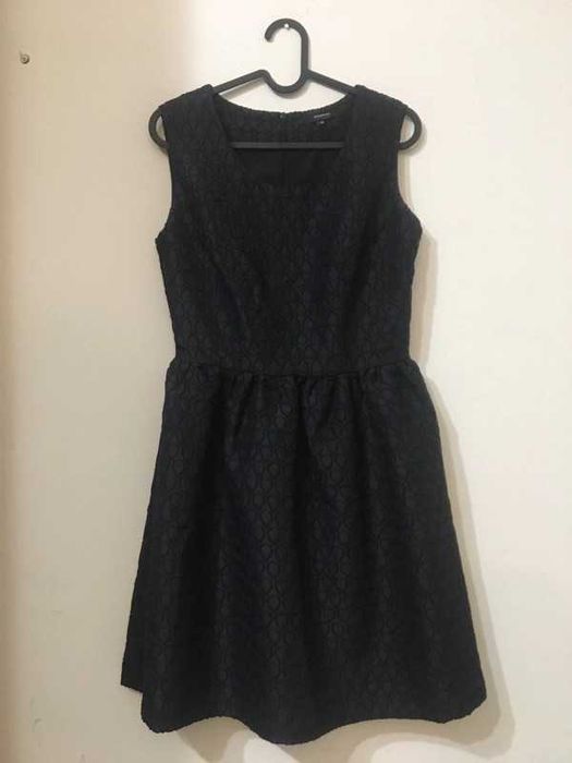 Elegancka czarna krótka sukienka