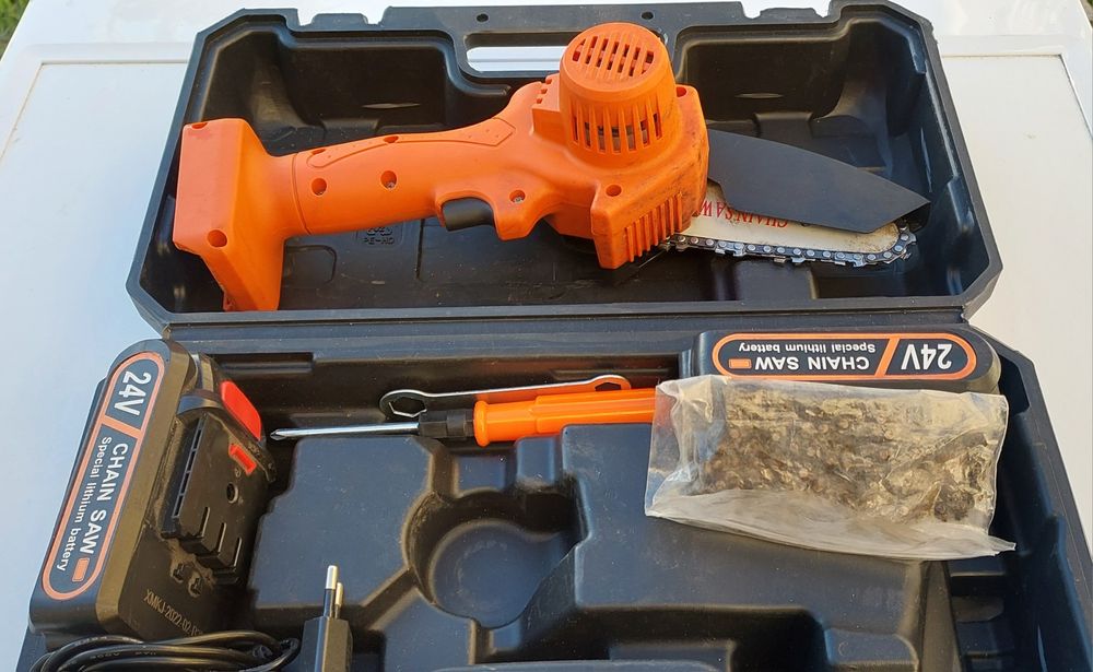 Serra a bateria de cortar ramos