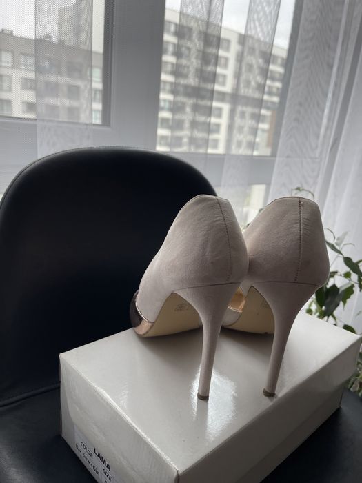 Туфлі-лодочки беживі на шпильці