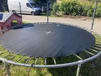 Spod od trampoliny, trampolina jest zlożona